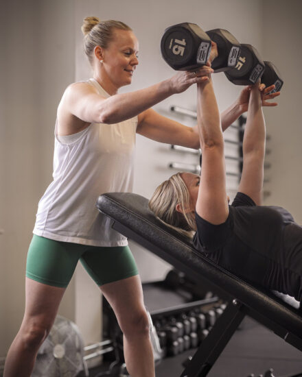 move-in-harmony-mjolby-personlig-traning-1 Natalie Andersson, certifierad personlig tränare med en av sina kunder för personlig träning